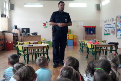 Policjant mówiący do przedszkolaków